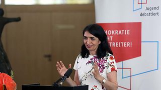 Landtagspräsidentin Aras ist von der Lobby des Landtags zugeschaltet