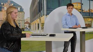 Zwei ausgezeichnete Schülerinnen und Schüler stellen ihre Arbeiten vor