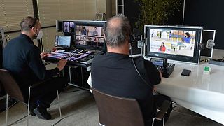 Techniker vor ihren Bildschirmen