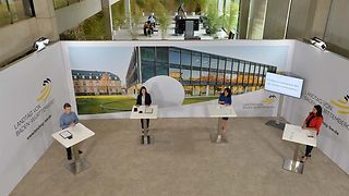 Zwei ausgezeichnete Schülerinnen und Schüler im Gespräch mit Landtagspräsidentin Aras