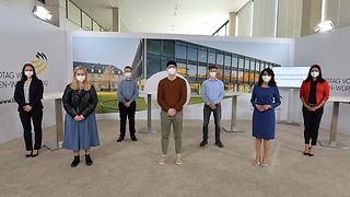 Gruppenbild der Preisträgerinnen und -preisträger mit Landtagspräsidentin Aras und Moderatorin Eva Reuter