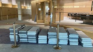 Vor der Tür des Plenarsaals stapeln sich die ausgebauten Bodenplatten.