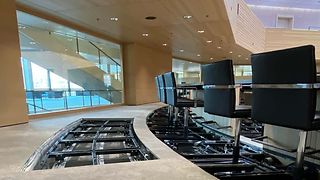 Der Boden des Plenarsaals hat Löcher, wo die Bodenplatten ausgebaut wurden.