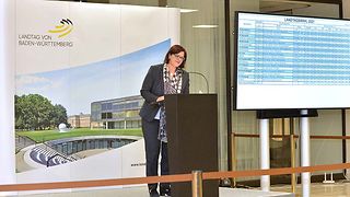 Landeswahlleiterin Cornelia Nesch verkündet das vorläufige Wahlergebnis