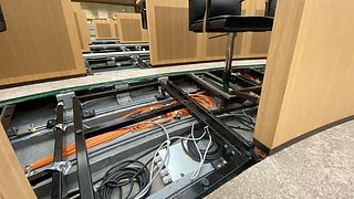 Unter dem Boden des Plenarsaals verlaufen zahllose Kabel.