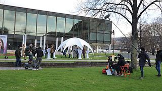 Ein Filmteam dreht eine Folge der TV-Serie Soko Stuttgart vor dem Landtagsgebäude.
