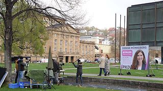 Ein Filmteam dreht eine Folge der TV-Serie SoKo Stuttgart vor dem Landtagsgebäude.