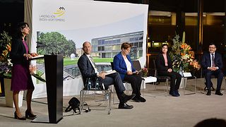 Landtagspräsidentin Muhterem Aras (li.) begrüßt die Gäste Prof. Dr. Jochen von Bernstorff, Moderatorin Anna Koktsidou (SWR), die Jesidin Sanaa Ali Alneamat und ihren Dolmetscher Abdelrazaq Saleh.