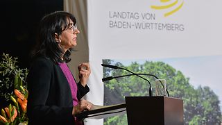 Landtagspräsidentin Aras hält ihre Rede am Rednerpult