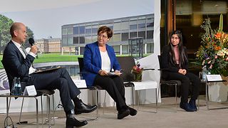 Diskussionsrunde auf dem Podium