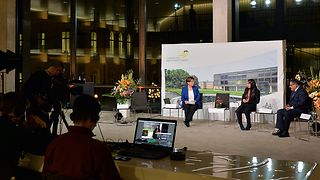 Die Veranstaltung wird live bei YouTube übertragen.