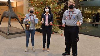 Andrea Elsäßer (li.) und ihr Bruder Simon überbringen Landtagspräsidentin Aras Friedenslicht und Segensband