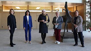 Petra Olschowski, Muhterem Aras, Claudia Roth, Theresia Bauer und Theresa Schopper stehen lächelnd in der Lobby