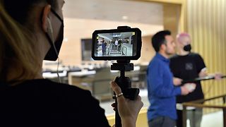 Gefilmt wird mit Handy-Kameras