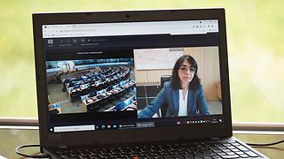 Auf dem Laptop zu sehen: Teilnehmer der digitalen Sitzung