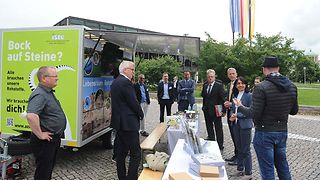 Das GeoMobil auf dem Parkdeck beim Landtagsgebäude