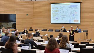 Teilnehmende diskutieren das Ergebnis-Board