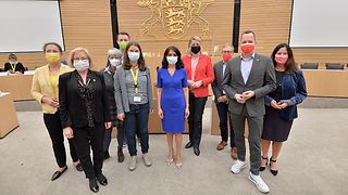 Landtagspräsidentin Aras mit den Rednerinnen und Abgeordneten