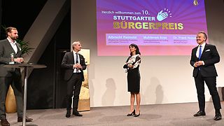 Landtagspräsidentin Muhterem Aras im Gespräch mit Stuttgarts Oberbürgermeister Dr. Frank Nopper und Porsche-Vorstandsmitglied Albrecht Reimold. Moderiert wird die Veranstaltung von Martin Hoffmann.