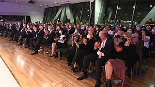 Publikum im Landtag vor der Bühne