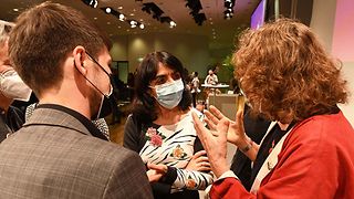 Landtagspräsidentin Aras im Gespräch mit Besuchern