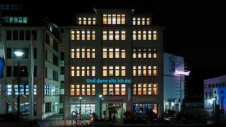 Das beleuchtete Literaturhaus in Stuttgart bei Nacht