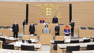 Landtagspräsidentin Muhterem Aras mit Mitgliedern der Jugendfeuerwehr