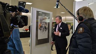 Dr. Rülke vor seinem Porträt