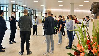 Gruppe von Jugendlichen im Foyer