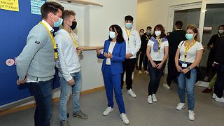 Jugendliche im Gespräch mit Landtagspräsidentin Muhterem Aras