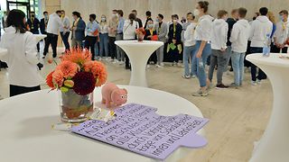 Stehtisch mit Informationen