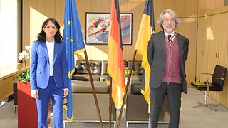 Landtagspräsidentin Muhterem Aras empfängt den brasilianischen Generalkonsul José Mauro Da Fonseca Costa Couto in ihrem Dienstzimmer.