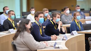 Teilnehmende im Plenum