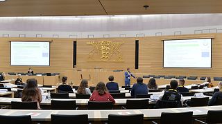 Teilnehmende im Plenum