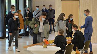 Jugendliche bei der Anmeldung im Foyer