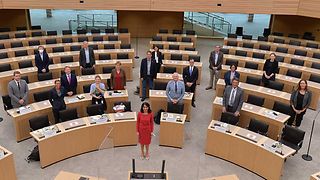 Landtagspräsidentin Muhterem Aras begrüßt Abgeordnete aus den USA und Deutschland im Plenarsaal des Landtags.