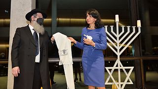 Rabbiner Shneur Trebnik und Landtagspräsidentin Aras auf dem Podium