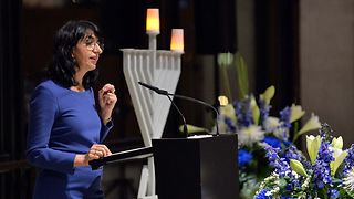 Landtagspräsidentin Muhterem Aras am Rednerpult in der Lobby des Landtags