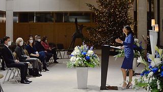 Landtagspräsidentin Muhterem Aras am Rednerpult in der Lobby des Landtags