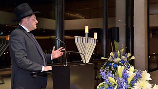 Landesrabbiner Moshe Flomenmann begrüßt die Gäste.