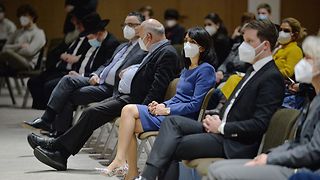 Landtagspräsidentin Aras verfolgt die Reden sitzend im Publikum