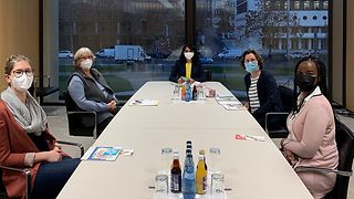 Vier Frauen von DEAB mit Präsidentin Aras