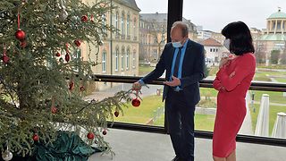 Landtagspräsidentin Aras und Jochen Borg, Erster Bürgermeister-Stellvertreter Bad Wildbad, schauen den geschmückten Baum an