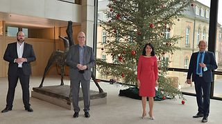 Sascha Dengler (Enzklösterle), Heiko Stieringer (Höfen an der Enz) und Jochen Borg (Bad Wildbad) mit Landtagspräsidentin Aras vor dem Weihnachtsbaum