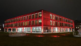 Das orange beleuchtete Landtagsgebäude