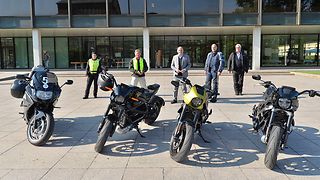 Motorräder und Teilnehmer vor dem Landtag