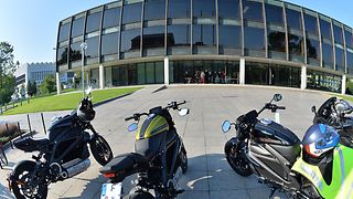 Motorräder vor dem Haus des Landtags