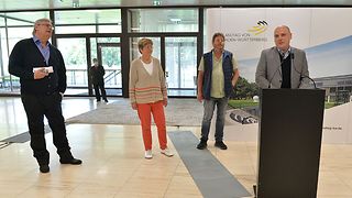 Vizepräsident Daniel Born (Rechts am Rednerpult) und Olaf Lüdtke mit weiteren Teilnehmern der Freundschaftsfahrt im Foyer