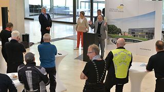 Vizepräsident Daniel Born mit weiteren Teilnehmern der Freundschaftsfahrt im Foyer des Landtags