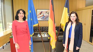 Muhterem Aras (links) begrüßt die neue Generalkonsulin des Staates Israel in München, Carmela Shamir (rechts)